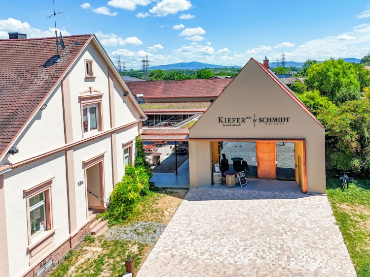 Weingut Kiefer gebouw en wijngaard